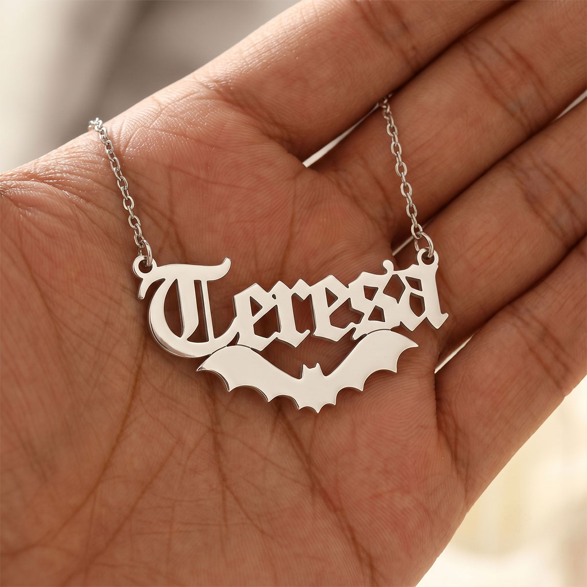 قلادة من الفولاذ المقاوم للصدأ - مراجعة Cosplay Bat Prop وسعره